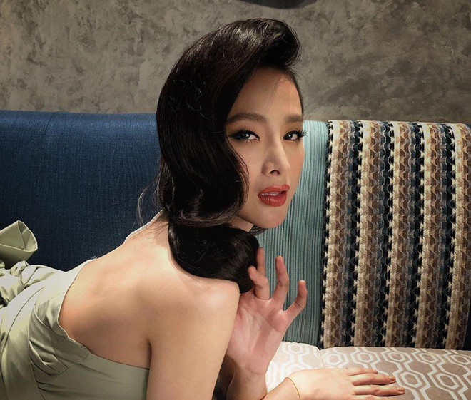 Khoảng thời gian 2013 - 2014, bên cạnh đóng phim, Angela Phương Trinh còn lấn sân làm ca sĩ. "Bà mẹ nhí" nhiều lần gây sốc vì mặc hở hang, nhảy uốn éo trong quán bar. Về sau, nhớ lại trải nghiệm đi hát ở nơi này, cô bộc bạch: "Khi đi hát ở bar, có nhiều người uống rượu say quá cứ nắm và cào chân tôi. Lúc đó tôi sợ và giả bộ cứ hát và lùi về sau".