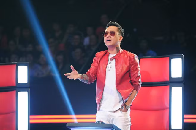 Vào tháng 12/2015, ca sĩ Tuấn Hưng nhận diễn show ở một quán bar ở Nha Trang. Khi Tuấn Hưng đề nghị khán giả lùi lại để anh có thể dễ hát hơn thì bất ngờ có một chiếc ly được ném lên từ phía đám đông. Nam ca sĩ đã lên tiếng hỏi: "Ai đủ bản lĩnh ném cái ly này lên sân khấu thì giơ tay lên xem nào?". Một lần khác vào năm 2018, khi hát ở quán bar ở Hà Nội, Tuấn Hưng bị một khán giả giật micro. Anh tỏ ra bất ngờ trước tình huống này.