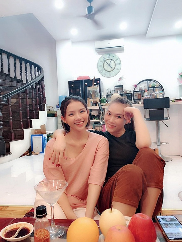 Mỹ Tâm chụp ảnh cùng bạn gái của Phan Mạnh Quỳnh.