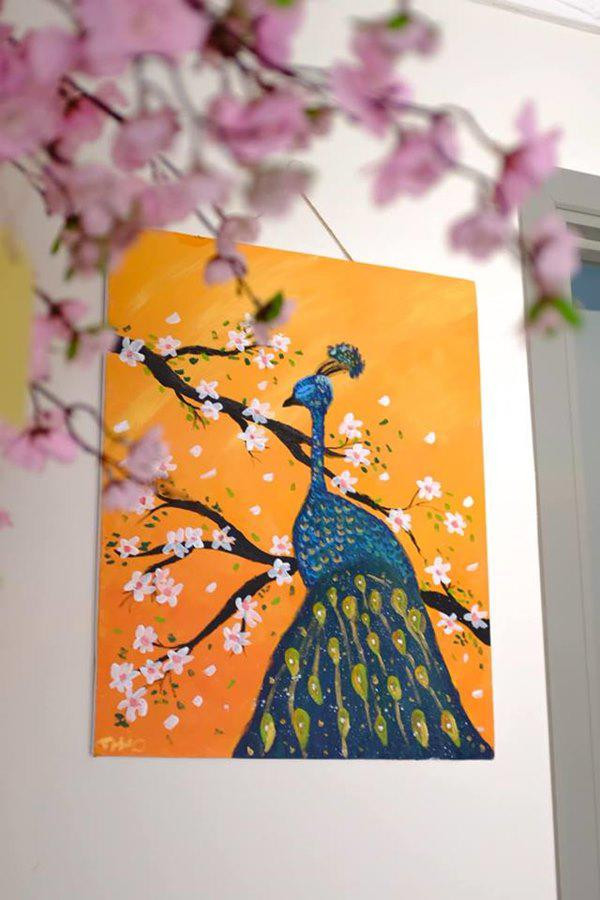 Phòng khách có view nhìn thẳng ra ban công, xa xa là đường phố.