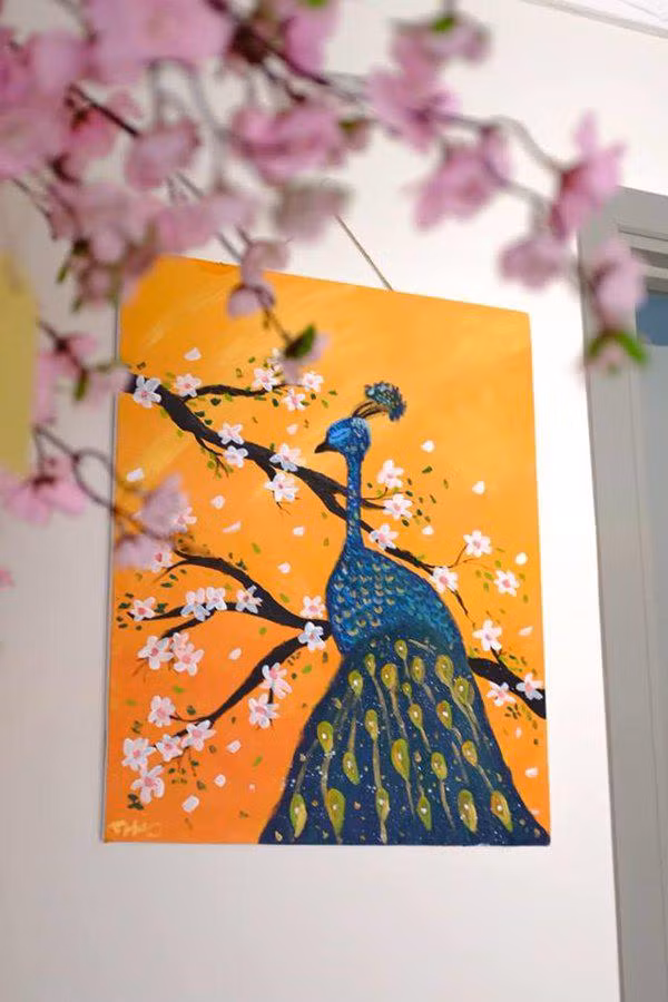 Phòng khách có view nhìn thẳng ra ban công, xa xa là đường phố.