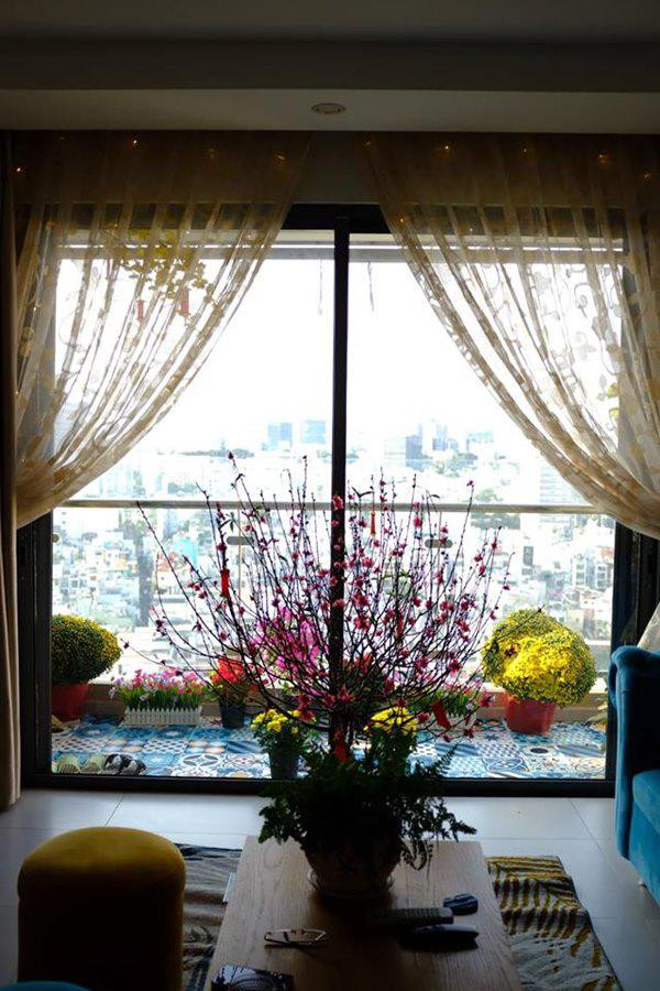 Cành đào nhỏ được anh đặt giữa phòng khách.