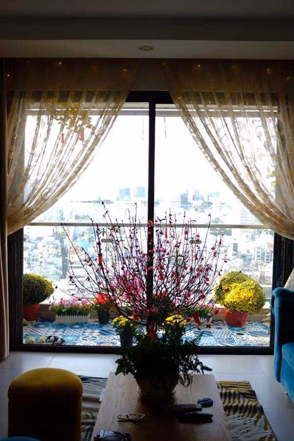 Cành đào nhỏ được anh đặt giữa phòng khách.