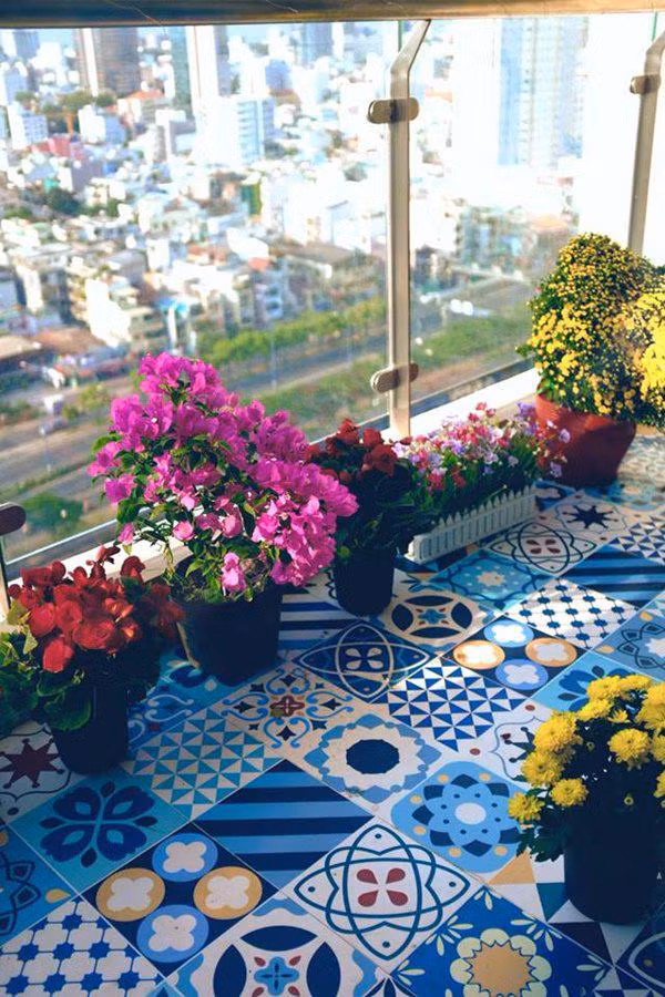 Ban công rực nắng như bừng sáng với gạch hoa đầy màu sắc.