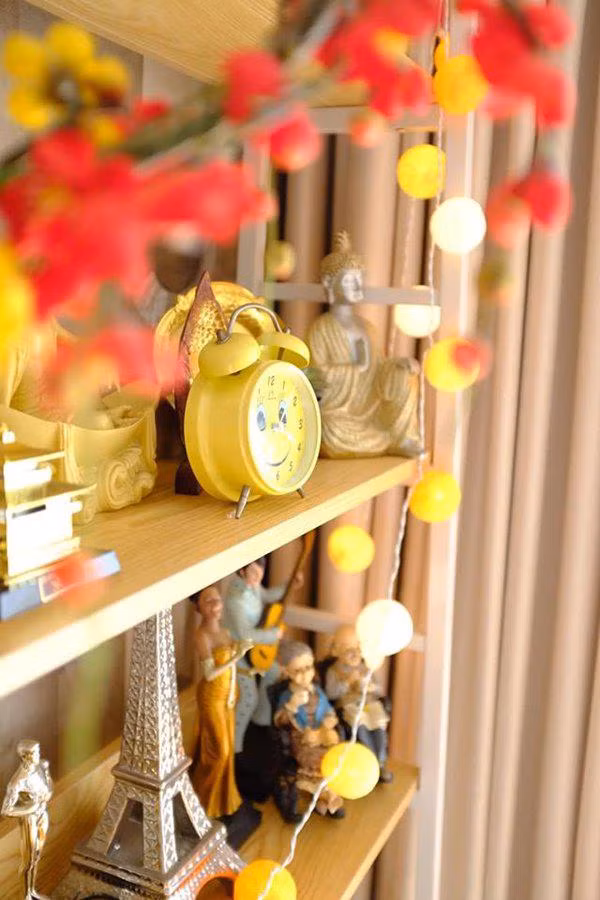 Nam ca sĩ dùng các loại bóng đèn để khiến ngôi nhà thêm lung linh, đẹp mắt.