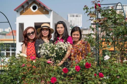 Chị Vân chia sẻ với đa phần là hồng ngoại, yếu tố đầu tiên cần chú trọng theo kinh nghiệm của chị Vân là giá thể (đất) phải đủ chất dinh dưỡng, tơi xốp, đặt cây ở nơi có nhiều nắng, định kỳ bổ sung phân, phun phòng bệnh giúp cây khỏe mạnh.