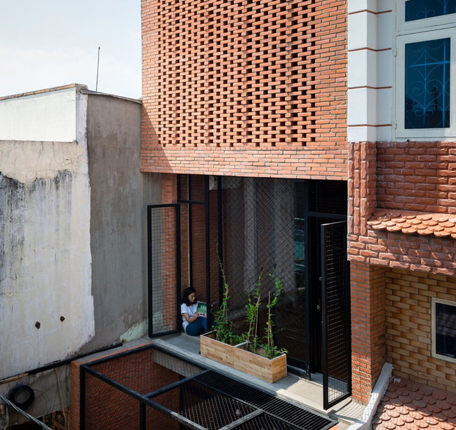 Ngôi nhà được thiết kế 3 tầng, tổng diện tích sử dụng là 73,5m2. Nằm trong một ngõ nhỏ nên bài toán đặt ra cho các kiến trúc sư là phải thiết kế làm sao để ngôi nhà có thể đón đủ ánh sáng, có đủ khí trời, tránh sự bí bách thường thấy trong các ngôi nhà ống.