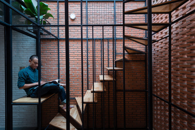 Với quan điểm một ngôi nhà đẹp không chỉ dành cho người thu nhập cao, các kiến trúc sư đã cố gắng tiết kiệm, tối giản hóa mọi chi tiết, vật liệu trong xây dựng để tiết kiệm chi phí nhưng vẫn đảm bảo mang đến một không gian sống tươi sáng, đẹp và phù hợp với gia chủ.