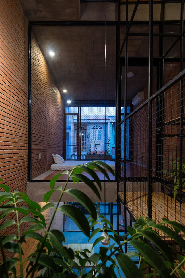 Toàn bộ tường bằng gạch mộc không sơn trát mang đến không gian sống tự nhiên, ấm cúng. Cổng và hàng rào bằng lưới mắt cáo, gia chủ có thể tận dụng để trồng các loại cây leo.