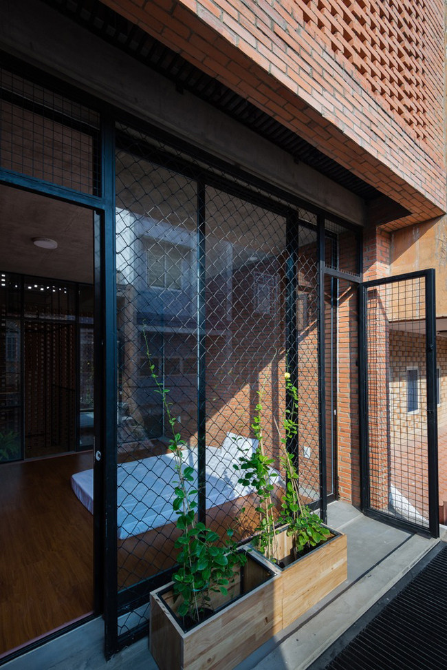 Tầng 2 và tầng 3 là phòng ngủ, không gian nghỉ ngơi. Hệ cầu thang độc đáo bằng kim loại, được nhấn nhá bằng một vài góc nhỏ để trồng hoa, đọc sách hoặc thư giãn.