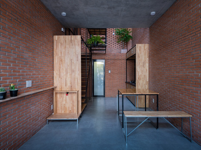 Đây cũng là những loại vật liệu giá rẻ giúp tiết kiệm được khá nhiều chi phí xây dựng cho chủ nhà. Tổng chi phí đầu tư chỉ hết 26.660 USD (~618 triệu đồng), trong đó chi phí xây dựng là 450 triệu đồng, còn lại là tiền hoàn thiện và mua sắm nội thất. Tầng 1 là không gian sinh hoạt chung, gồm phòng khách và bếp.