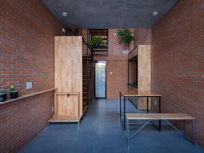 Đây cũng là những loại vật liệu giá rẻ giúp tiết kiệm được khá nhiều chi phí xây dựng cho chủ nhà. Tổng chi phí đầu tư chỉ hết 26.660 USD (~618 triệu đồng), trong đó chi phí xây dựng là 450 triệu đồng, còn lại là tiền hoàn thiện và mua sắm nội thất. Tầng 1 là không gian sinh hoạt chung, gồm phòng khách và bếp.