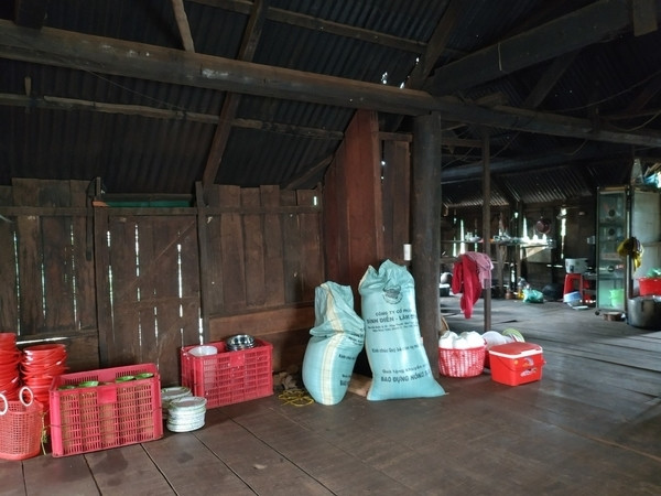 Người đẹp Ê đê cho biết căn nhà gia đình cô đã cũ nên rất cần được sửa sang. Lâu nay, cô đã vẽ ra những chi tiết mình muốn thay đổi ở căn nhà, với mong muốn vẫn giữ nguyên kiến trúc truyền thống và những góc đã gắn bó với gia đình mình. Đồng thời H'Hen Niê cũng tự hào khoe, năm nay sẽ thực hiện sửa nhà để gia đình có nhà mới ăn Tết.