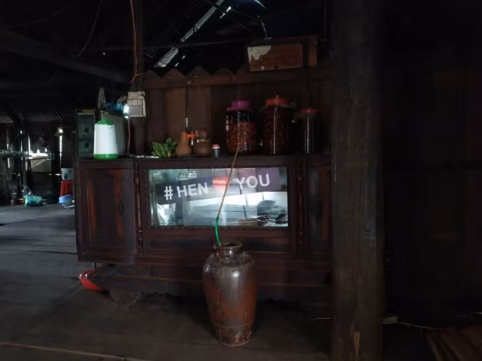 Bên trong căn nhà không treo nhiều hình ảnh của H'Hen Niê hay có nội thất gì quá sang trọng.