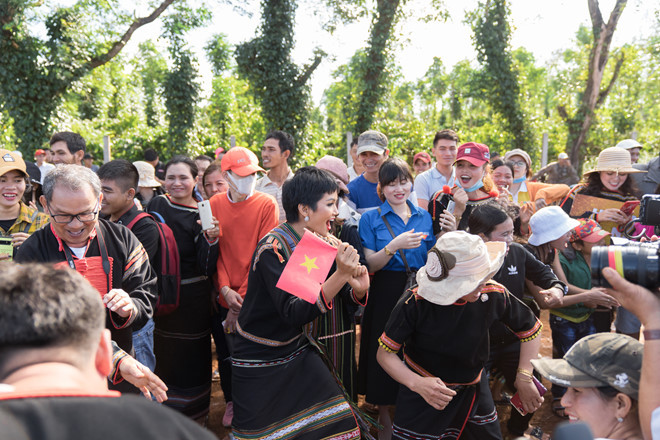 Vào chiều 7/1, Hoa hậu H’Hen Niê cũng tham gia mở màn các hoạt động thiện nguyện tại quê nhà bằng buổi giao lưu văn hóa, thể thao tại buôn Sưt Mđưng, xã Cư Suê (Cư M’gar, Đắk Lắk)…