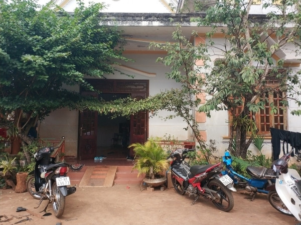 Ngay cạnh "ngôi nhà tuổi thơ" của H'Hen Niê là một căn nhà mới khá khang trang đã được cất lên để làm nơi sinh sống của gia đình chị gái và em gái của H'Hen Niê khi cả hai đi lấy chồng. Ngôi nhà khá rộng rãi gồm một phòng khách, một phòng sinh hoạt chung và 2 phòng ngủ nhưng đồ đạc vẫn rất đơn sơ.