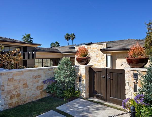 Ngôi nhà gồm sáu phòng ngủ hiện đại với những bức tường kính lớn để mở ra không gian ngoài trời. Ngôi nhà rộng hơn 700 mét vuông và được trang trí theo phong cách phóng khoáng của California.