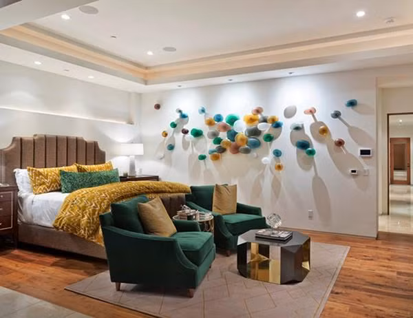 Cả sáu phòng ngủ đều được trang trí với những màu sắc rực rỡ, mang lại không gian tươi mới. Một phòng ngủ khác nổi bật với thiết kế theo chủ đề bãi biển.