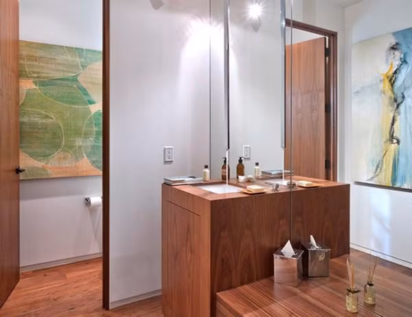 Căn biệt thự có tổng cộng 7 phòng tắm tiện nghi. Bằng đường nét thiết kế tối giản, phòng tắm phong cách hiện đại là nơi lý tưởng để thư giãn sau một ngày dài