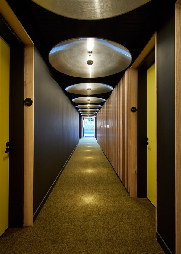 Đặc biệt, các phụ kiện chiếu sáng cũng được thiết kế hình tròn, tạo nên điểm tương đồng trong kết cấu bên trong và bên ngoài nhà.