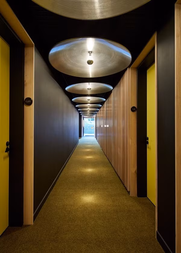 Đặc biệt, các phụ kiện chiếu sáng cũng được thiết kế hình tròn, tạo nên điểm tương đồng trong kết cấu bên trong và bên ngoài nhà.