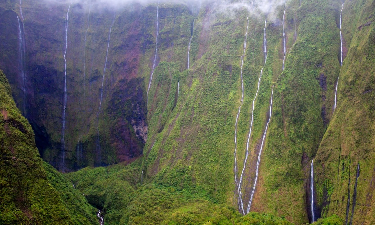 Weeping Wall, Hawaii Thác Weeping Wall có rất nhiều dòng thác nhỏ cao hàng ngàn ft rơi xuống như nước mắt từ trên trời mù sương. Thác nước đổ xuống nền xanh ngọc lục bảo của núi lửa Waialeale. Đây là một trong những điểm tham quan đáng kinh ngạc nhất trên hành tinh. Đi bộ đến thác rất nguy hiểm chỉ dành cho các nhà thám hiểm có kinh nghiệm. Sarah