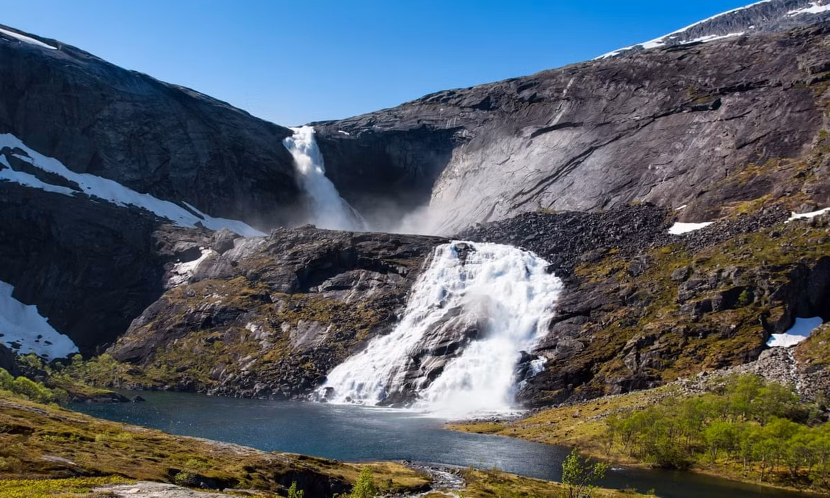 Søtefossen, Na Uy Nếu bạn yêu thích cảnh thác nước như tôi thì hãy đến miền đất hứa Na Uy. Nhiều thác nước lớn ở Na Uy phục vụ cho ngành công nghiệp thủy điện của đất nước. Đi bộ xuôi theo dòng sông Kinso, bạn sẽ mãn nhãn với bốn thác nước trước khi lên đến thác Søtefossen của thung lũng Husedalen. Bắt đầu chuyến hành trình đến thác ở Kinsarvik: có một trạm xe buýt trong làng và một bãi đậu xe ở đầu đường mòn cách thung lũng vài km. Con đường mòn cao 666 m.(Michael)
