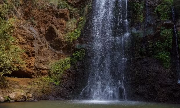 Ngare Ndare, Kenya Nằm trong khu bảo tồn rừng miền trung Kenya, thác Ngare Ndare đẹp đến khó tin, phù hợp với du khách thích bơi lội. Bạn phải đi bộ từ cổng chính khoảng 4 km qua rừng rậm mới đến thác. Clare