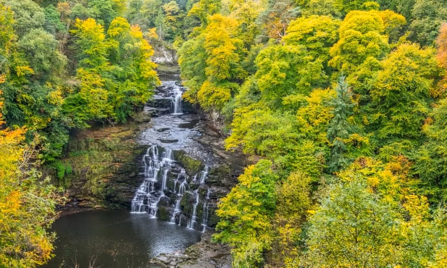 Cora Linn, Nam Lanarkshire Thác Clyde sau cơn mưa được xem là nơi kỳ diệu nhất ở miền Trung Scotland. Du khách có thể đi bộ từ thị trấn lịch sử New Lanark qua rừng dọc bờ sông đến đây. Thác đã gây ấn tượng và truyền cảm hứng cho các nhà thơ và nhà văn trong nhiều thế kỷ như Wordsworth, Coleridge và JMW Turner. Moira