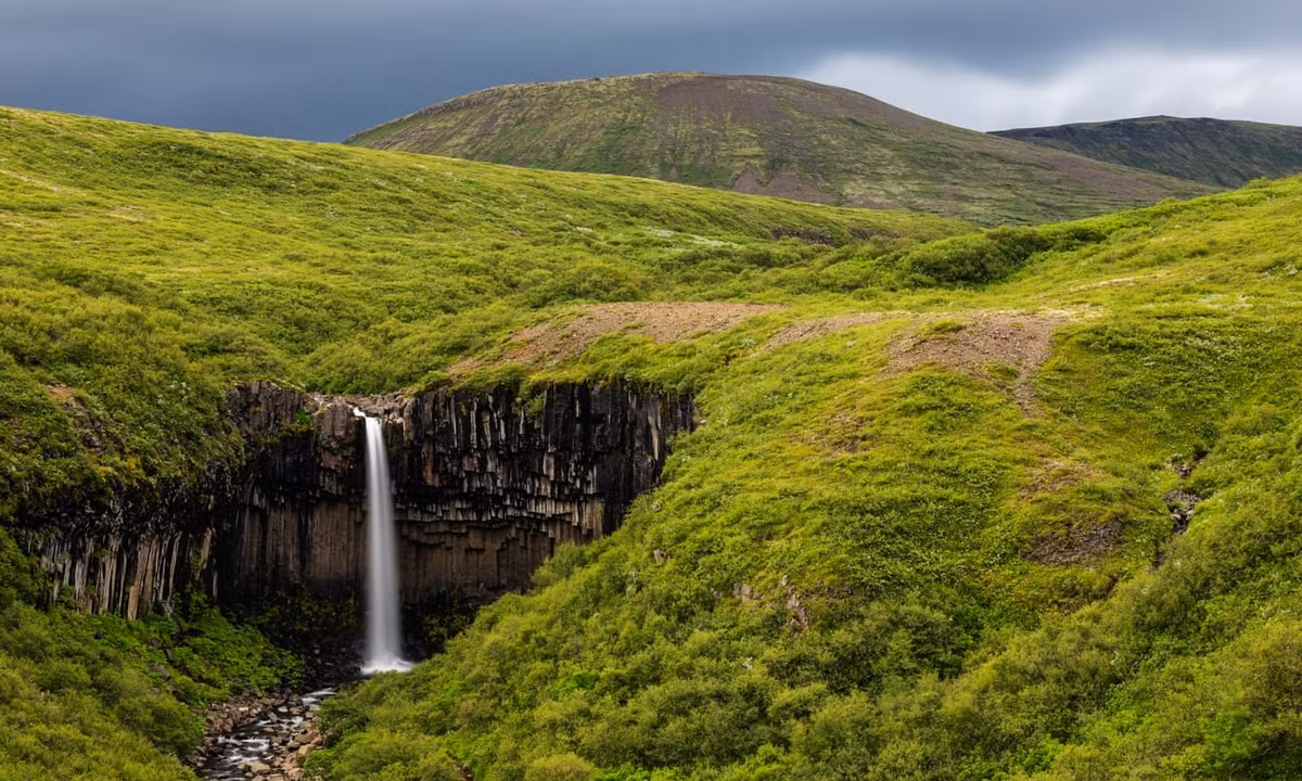 Svartifoss, Iceland Một trong những hình ảnh tuyệt vời nhất đọng lại trong tâm trí tôi đến tận bây giờ đó là thác nước Svartifoss huyền bí ở Iceland, phía nam công viên quốc gia Vatnajökull. Mặc dù đây không phải là thác nước lớn nhất ở Iceland, nhưng tôi cảm thấy nó vô cùng kỳ diệu. Dưới ánh sáng tàn lụi của mặt trời mùa đông, dòng thác đổ xuống trắng xóa với sức mạnh phi thường. Từ trung tâm du khách ở Skaftafell đi bộ đến Svartifoss mất khoảng 45 phút. Mỗi lần nghĩ về Svartifoss, trái tim lại lỡ một nhịp.(Thanh L)