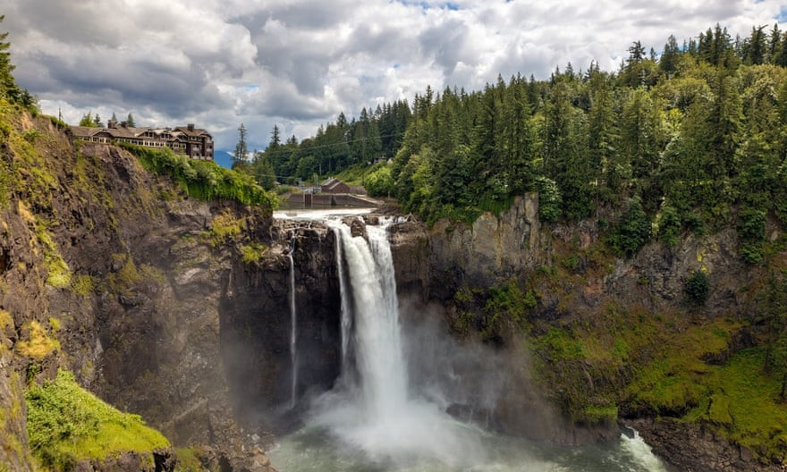 Snoqualmie, tiểu bang Washington, Mỹ Thác nước cao 82 m (cao hơn khoảng 30 m so với thác Niagara, Canada) nổi tiếng cả thế giới khi xuất hiện trong loạt phim truyền hình Twin Peaks thập niên 1990. David Chalton