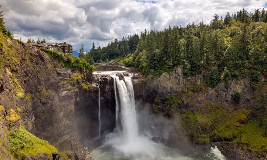 Snoqualmie, tiểu bang Washington, Mỹ Thác nước cao 82 m (cao hơn khoảng 30 m so với thác Niagara, Canada) nổi tiếng cả thế giới khi xuất hiện trong loạt phim truyền hình Twin Peaks thập niên 1990. David Chalton
