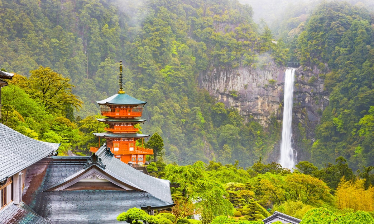 Nachi, Nhật Bản Đường mòn Kumano Kodo khoảng 100km thậm chí xa hơn phía nam Osaka. Tuyến đường giúp khách du lịch có thể tận hưởng nhà ở và ẩm thực tuyệt vời của Nhật Bản. Ở cuối con đường Nakahechi, thác Nachi được ví như viên ngọc ẩn, với độ cao 133 m, và là thác ngoạn mục nhất của Nhật Bản. John Thackray