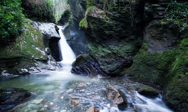 Glen Maye, Đảo Man Thác nước Glen Maye ở đảo Man chảy qua hẻm núi xanh mướt, xung quanh toàn cảnh núi rừng và rêu, dương xỉ và cỏ cây thẫm màu do hơi nước từ thác nước chảy xuống. Thác Glen Maye cách thị trấn Peel phía tây 10 phút lái xe. Elizabeth