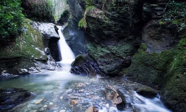 Glen Maye, Đảo Man Thác nước Glen Maye ở đảo Man chảy qua hẻm núi xanh mướt, xung quanh toàn cảnh núi rừng và rêu, dương xỉ và cỏ cây thẫm màu do hơi nước từ thác nước chảy xuống. Thác Glen Maye cách thị trấn Peel phía tây 10 phút lái xe. Elizabeth