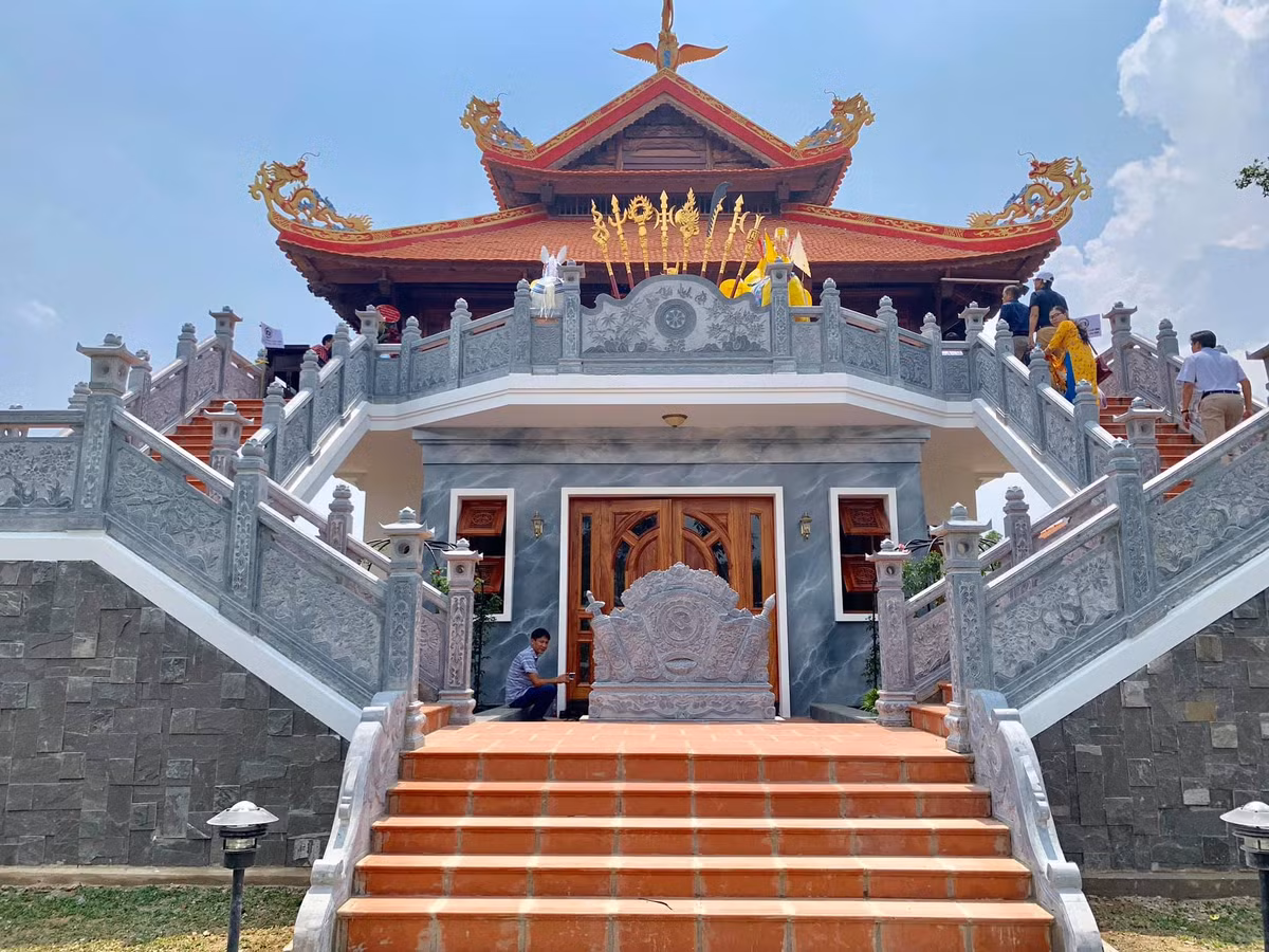 Thuy Nga he lo dieu thu vi o khu nha tho To tram ty cua Hoai Linh