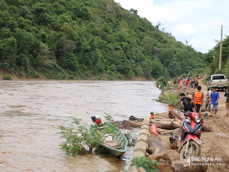 Mot hoc sinh o Nghe An dung cam cuu song 2 nguoi dan giua dong lu