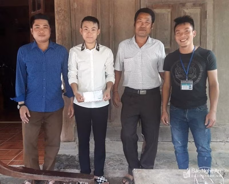 Mot hoc sinh o Nghe An dung cam cuu song 2 nguoi dan giua dong lu-Hinh-2