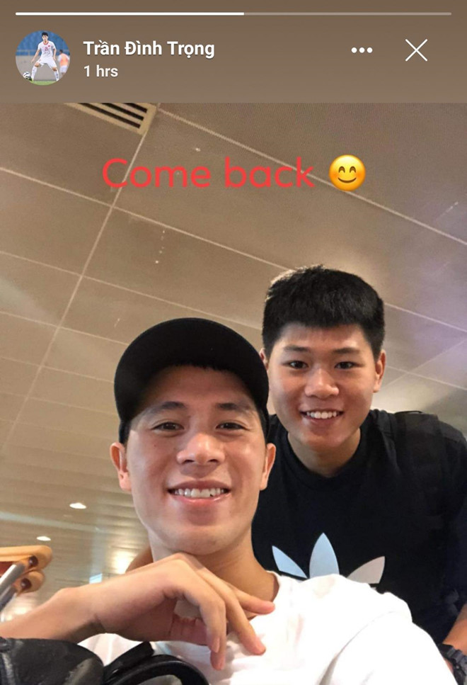 Dinh Trong check-in ve nuoc sau khi dieu tri chan thuong o Singapore