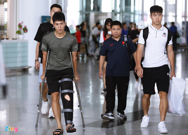 Dinh Trong check-in ve nuoc sau khi dieu tri chan thuong o Singapore-Hinh-2