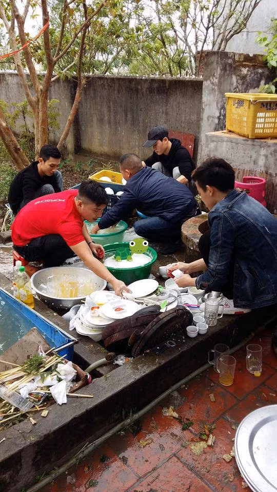 Hoi anh em ga lang rua bat dua tai dam cuoi nhan 