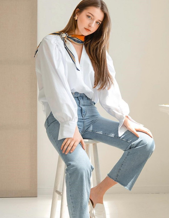 Kể từ khi chuyển đến sống ở xứ sở kim chi, hot girl Nga cũng thay đổi kiểu tóc, gu ăn mặc và cách trang điểm để hợp với người Hàn. Cô từng gây ấn tượng với người hâm mộ khi đóng phim New Old Story (2018), tham gia chương trình thực tế Daehan Foreigner và Happy Together 4 với tư cách khách mời.