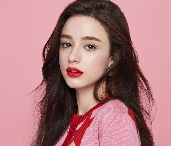 “Bông hồng Nga” được giới trẻ Hàn biết đến khi cô thể hiện tình yêu với xứ sở kim chi qua một bài viết bằng tiếng Hàn với nội dung: "Hàn Quốc thật đẹp và tuyệt vời. Đó chính là nơi đã truyền cảm hứng cho tôi". Mới đây, cô đã quyết định ký hợp đồng với công ty quản lý Rainmaker để chính thức khởi nghiệp tại Seoul.