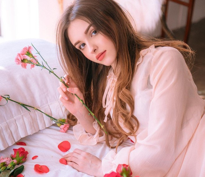 Karimova Elina (sinh năm 1998) thừa hưởng vẻ đẹp lai từ hai dòng máu Nga và Uzbekistan. Hiện cô đang sống và làm việc tại Hàn Quốc. “Bông hồng Nga” được nhiều người nhận xét có nét giống diễn viên Anne Hathaway trong bộ phim The Princess Diaries.