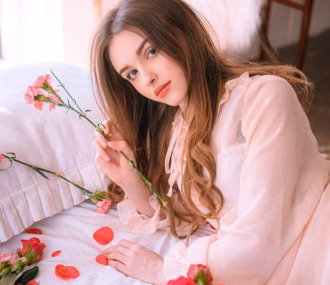 Karimova Elina (sinh năm 1998) thừa hưởng vẻ đẹp lai từ hai dòng máu Nga và Uzbekistan. Hiện cô đang sống và làm việc tại Hàn Quốc. “Bông hồng Nga” được nhiều người nhận xét có nét giống diễn viên Anne Hathaway trong bộ phim The Princess Diaries.