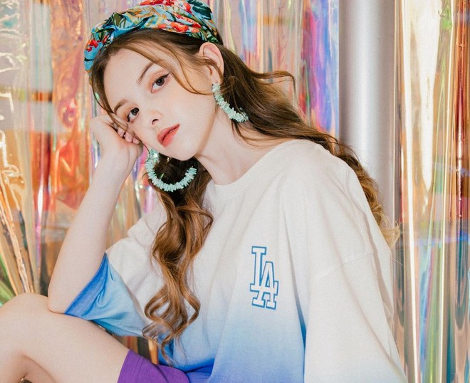 Ngoài sở hữu nhan sắc xinh đẹp, body chuẩn, cô gái 21 tuổi còn có thể nói 4 thứ tiếng: Nga, Hàn, Nhật, Anh. Hot girl lai Nga - Uzbekistan được cộng đồng mạng quan tâm khi cover hit Way back home của ca sĩ Shaun. Bên cạnh công việc mẫu ảnh, cô còn có niềm đam mê với ca hát và mong ước được trở thành ca sĩ.