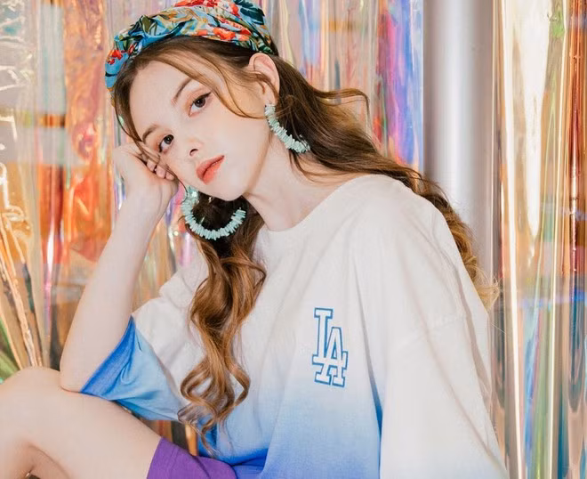 Ngoài sở hữu nhan sắc xinh đẹp, body chuẩn, cô gái 21 tuổi còn có thể nói 4 thứ tiếng: Nga, Hàn, Nhật, Anh. Hot girl lai Nga - Uzbekistan được cộng đồng mạng quan tâm khi cover hit Way back home của ca sĩ Shaun. Bên cạnh công việc mẫu ảnh, cô còn có niềm đam mê với ca hát và mong ước được trở thành ca sĩ.