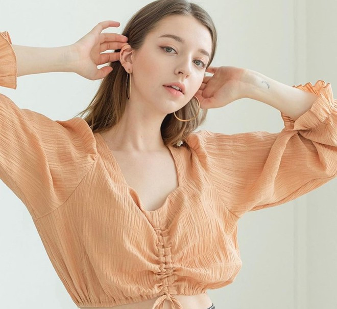 Cô từng chia sẻ trong một chương trình: "Người Hàn thường ngắm tôi và khen tôi xinh quá đi mất". Ngoài ra, cô còn tiết lộ sắp ra mắt trong vai trò ca sĩ với ca khúc Kpop đầu tiên.