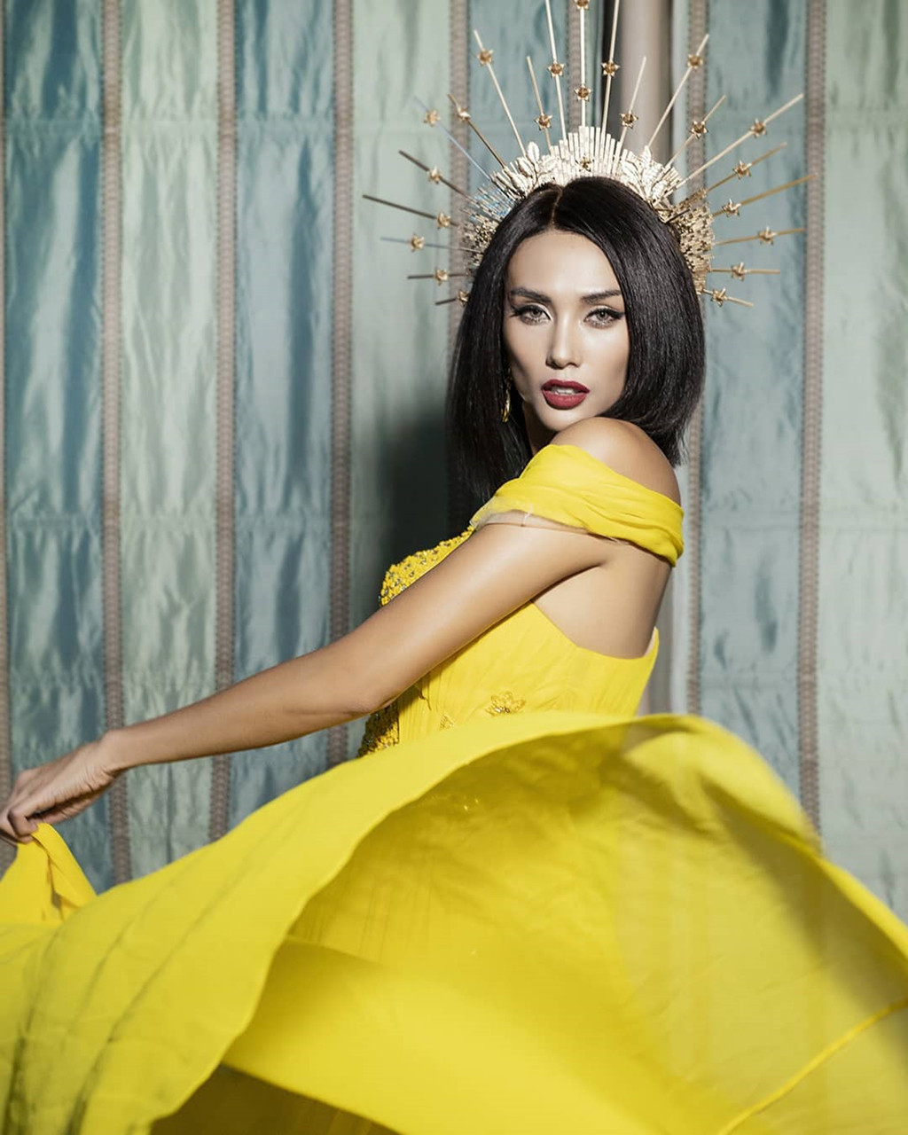 Đến năm 2017, sau tuyên bố giải nghệ để chuyển hướng làm DJ, Võ Hoàng Yến được yêu mến trở lại khi làm huấn luyện viên tại Vietnam's Next Top Model. Tiếp theo, cô liên tục được mời làm giám khảo của nhiều cuộc thi uy tín, năm ngoái là The Face và năm nay là host chương trình tìm kiếm Người mẫu Việt Nam. Khả năng chuyên môn cùng những bước catwalk điêu chuyện đã giúp chân dài 31 tuổi được khen là người mẫu catwalk tốt nhất Việt Nam.