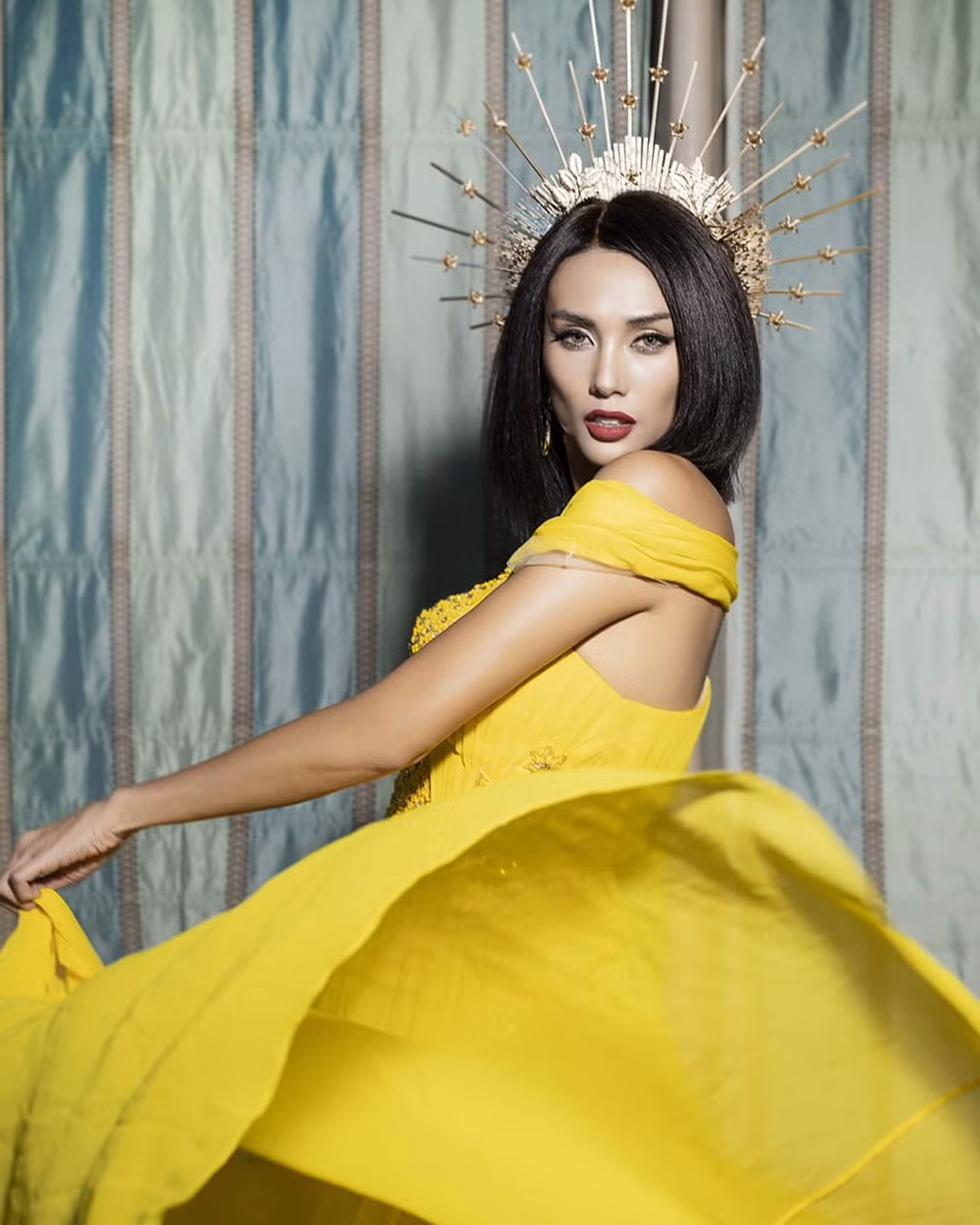 Đến năm 2017, sau tuyên bố giải nghệ để chuyển hướng làm DJ, Võ Hoàng Yến được yêu mến trở lại khi làm huấn luyện viên tại Vietnam's Next Top Model. Tiếp theo, cô liên tục được mời làm giám khảo của nhiều cuộc thi uy tín, năm ngoái là The Face và năm nay là host chương trình tìm kiếm Người mẫu Việt Nam. Khả năng chuyên môn cùng những bước catwalk điêu chuyện đã giúp chân dài 31 tuổi được khen là người mẫu catwalk tốt nhất Việt Nam.